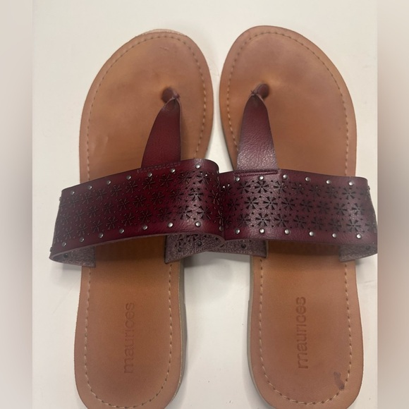 Maurices Sandal Pryia Brown Thong Laser Cut Flower Strap Studs Flat Heel Size 9 - Picture 3 of 4